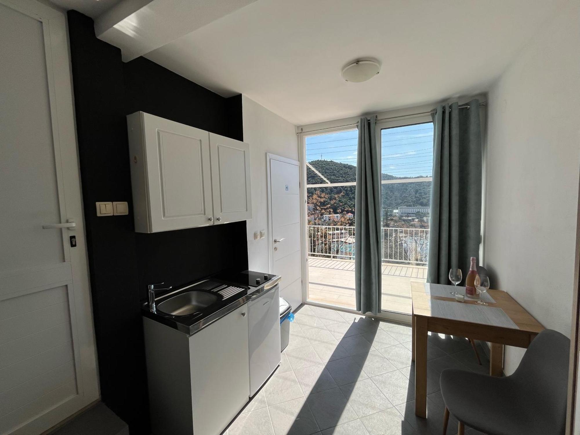Studio Apartment *
